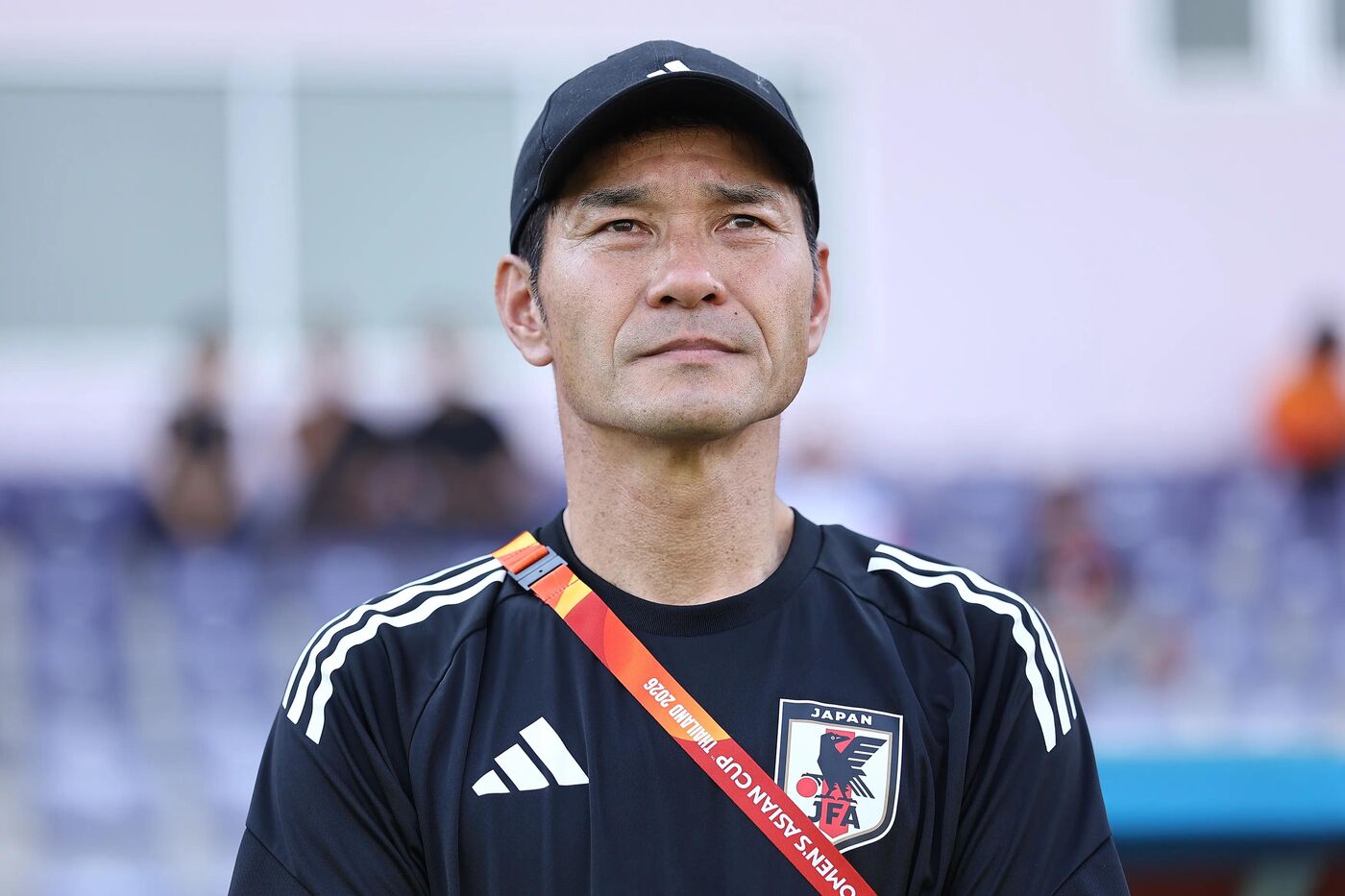 Akira Ijiri, técnico do Japão, observa antes da Copa Asiática Feminina Sub-20 da AFC.