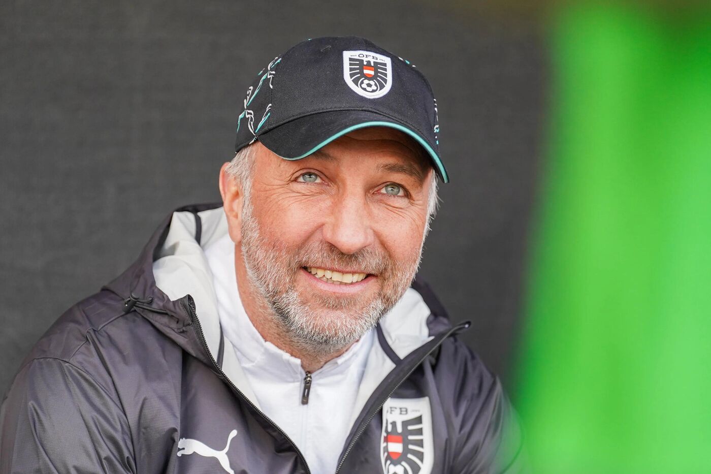 Alexander Schriebl, técnico da seleção da Áustria, durante a partida contra a Holanda pela Liga das Nações Feminina da UEFA, na CASHPOINT Arena, em Altach.