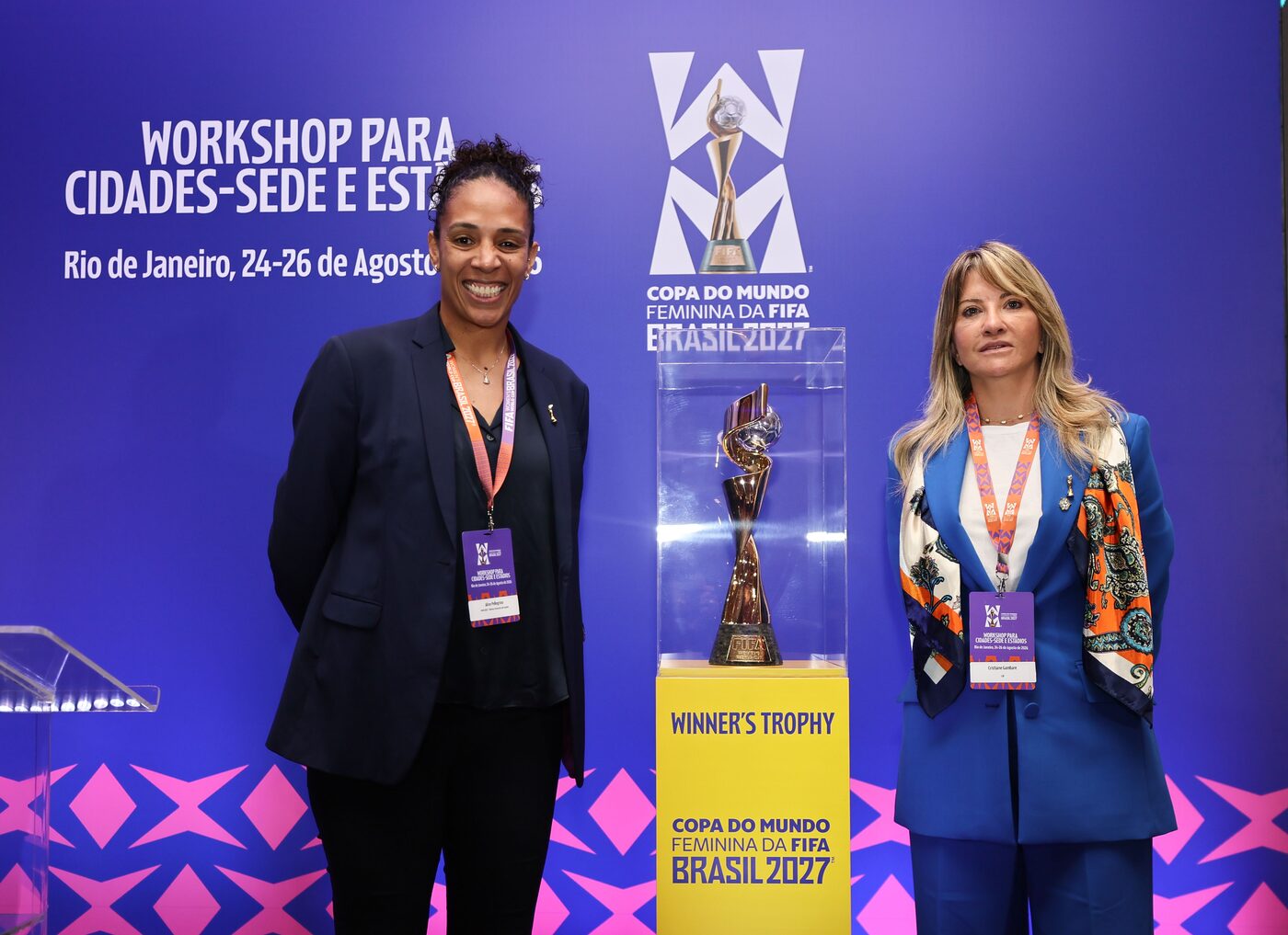 Aline Pellegrino e Cris Gambaré ao lado da taça da Copa do Mundo Feminina de 2027, no II Workshop de Cidades-Sede e Estádios da Copa do Mundo Feminina da FIFA 2027