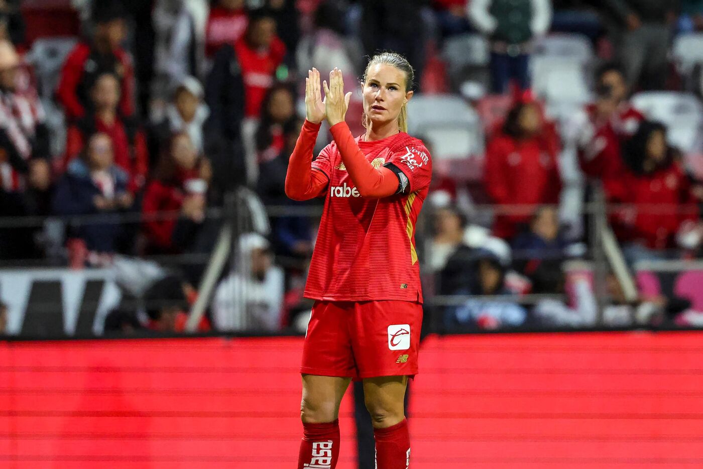Amandine Henry aparece aplaudindo e motivando as companheiras de equipe no Estádio Nemesio Diez.