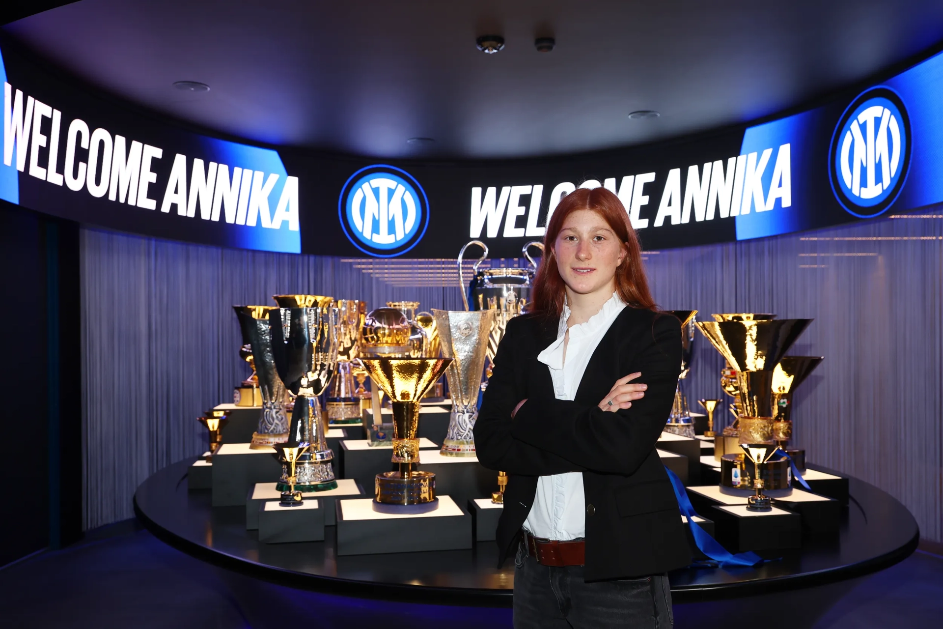 Apresentação oficial na Lombardia: em anúncio feito em 27 de janeiro de 2026, a Inter de Milão oficializou a contratação da atacante argentina Annika Paz. A jovem promessa chega ao clube italiano para integrar o elenco feminino nas disputas da temporada.