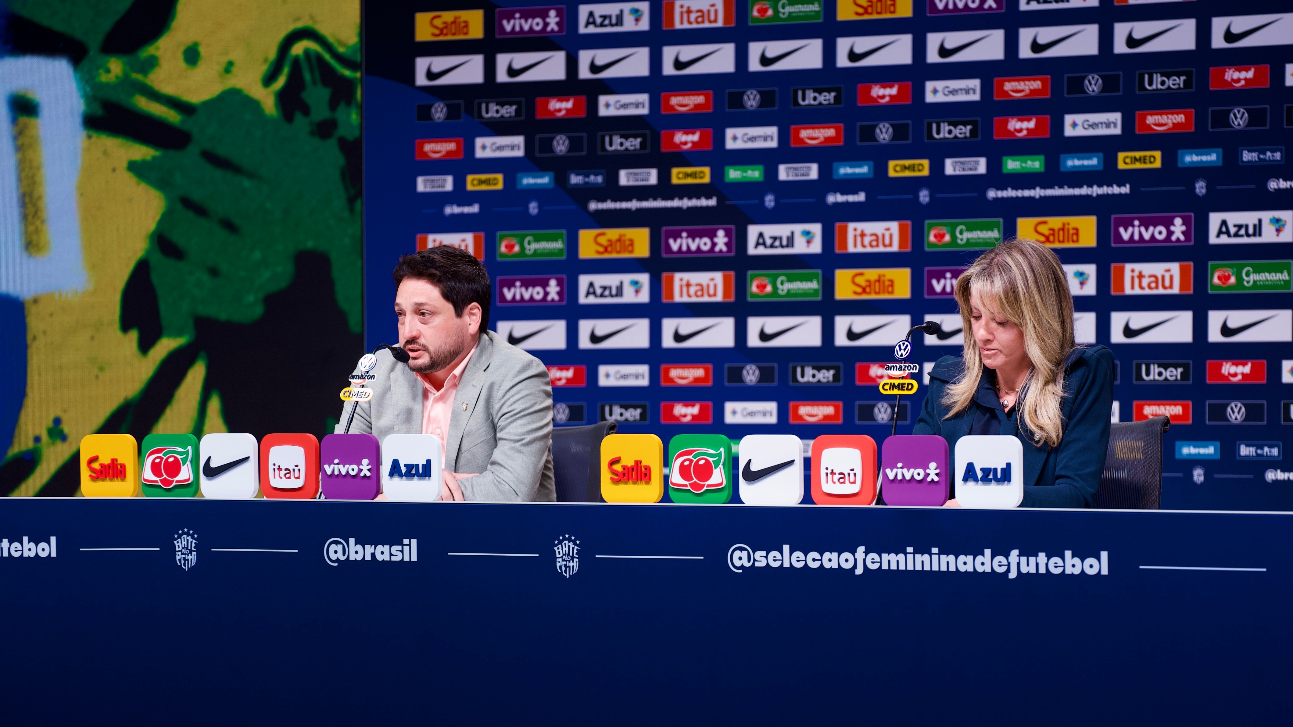Arthur Elias e Cris Gambaré em coletiva de imprensa sobre a convocação para amistosos contra a Argentina