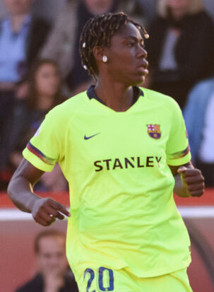 A atacante nigeriana Asisat Oshoala vestindo a camisa do Barcelona durante a final da UEFA Women's Champions League em 18 de maio de 2019, disputada contra o Lyon na Groupama Arena, em Budapeste.