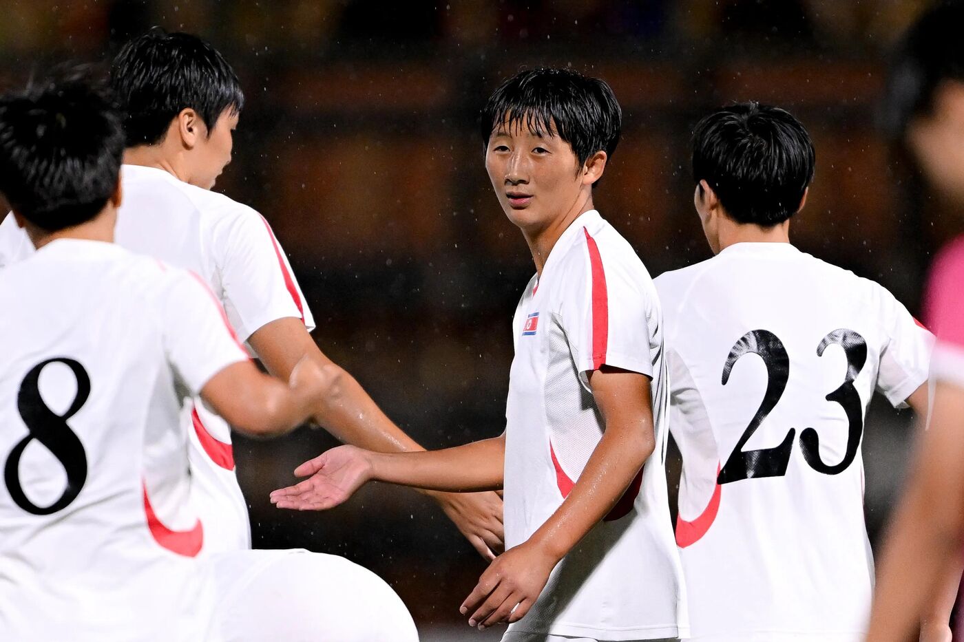 Atletas da Seleção Feminina Sub-20 da Coreia do Norte celebram juntas a marcação de um gol na vitória sobre a Austrália por 3 a 0, em duelo válido pelas quartas de final da Copa da Ásia Feminina Sub-20 da AFC. O resultado garantiu a vaga da equipe na Copa do Mundo Feminina Sub-20 da FIFA. A partida