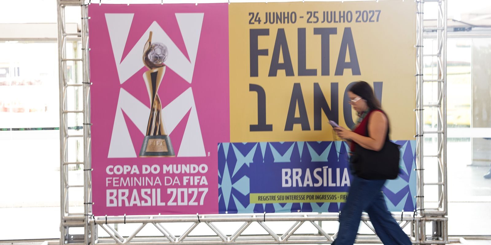 Brasília promove atividade para marcar a contagem regressiva de um ano para a Copa do Mundo Feminina.