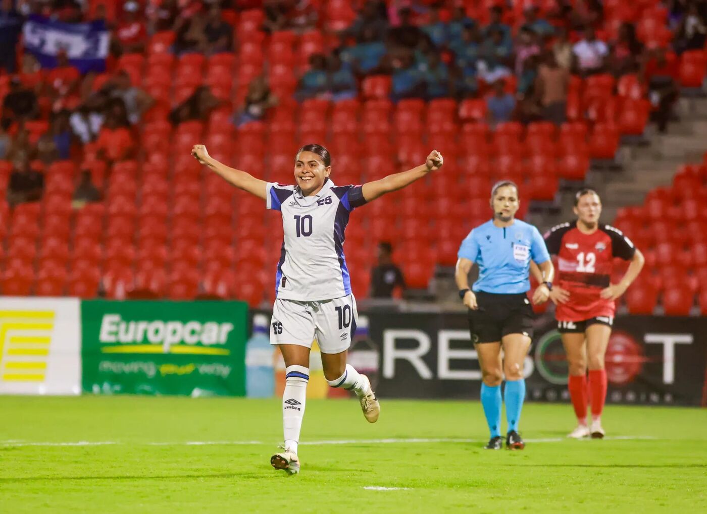 Brenda Ceren comemora em jogo contra Trinidad e Tobago.