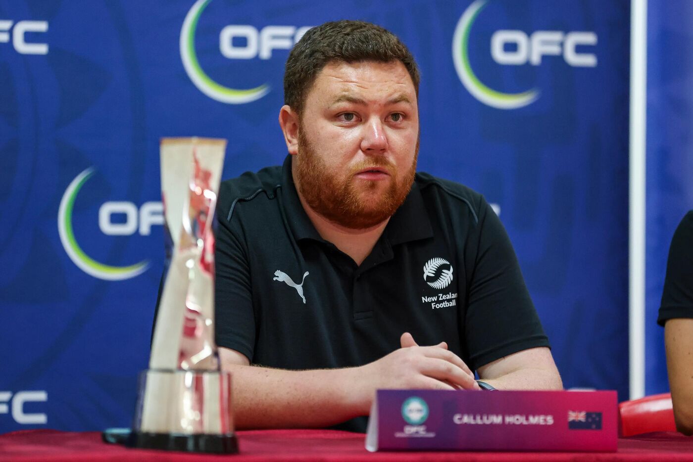 Callum Holmes, técnico da seleção Sub-20 da Nova Zelândia, fala durante o Campeonato Sub-19 Feminino da OFC.