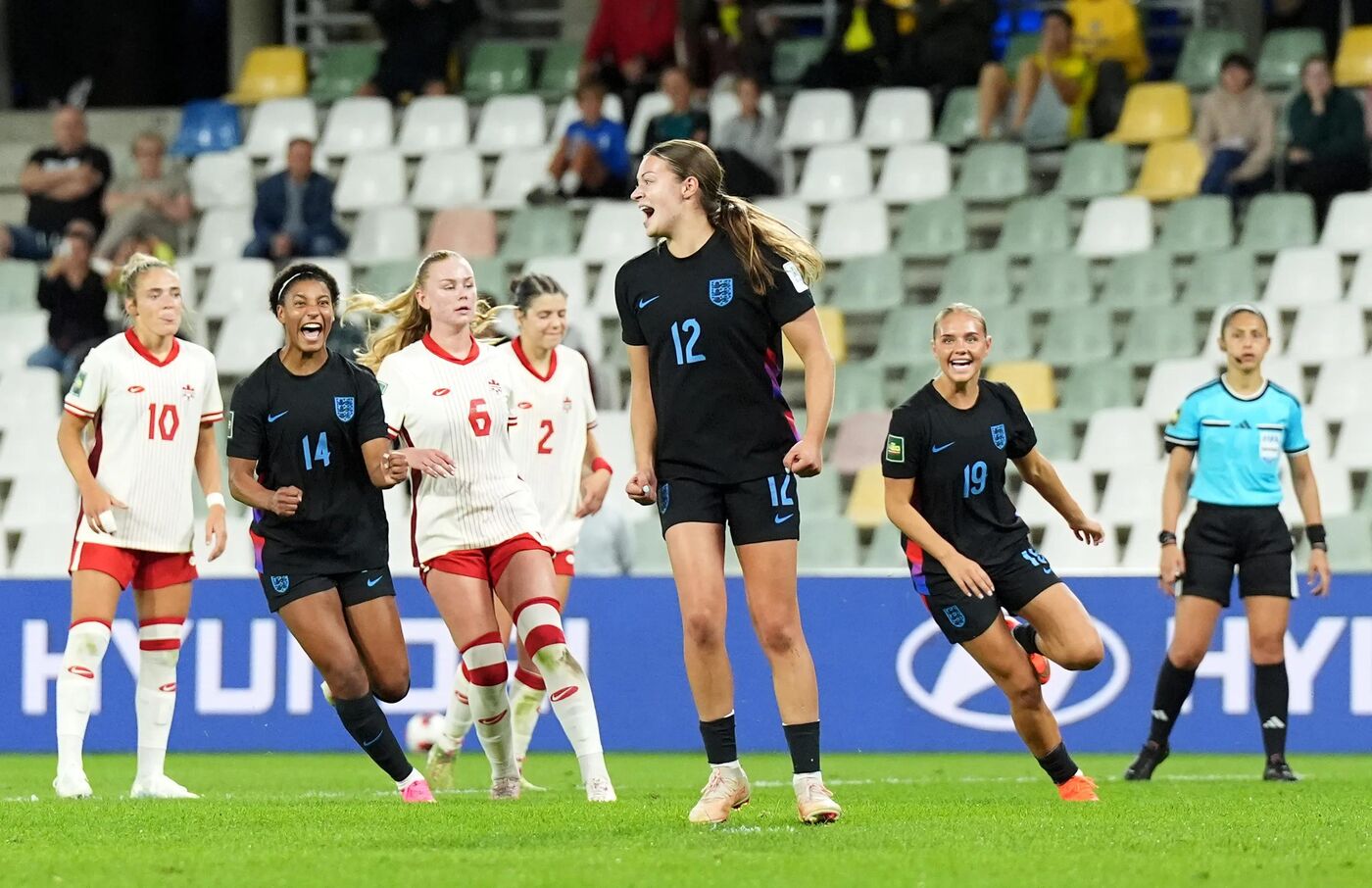 Canadá e Inglaterra, pela Copa do Mundo Feminina Sub-20 de 2026.
