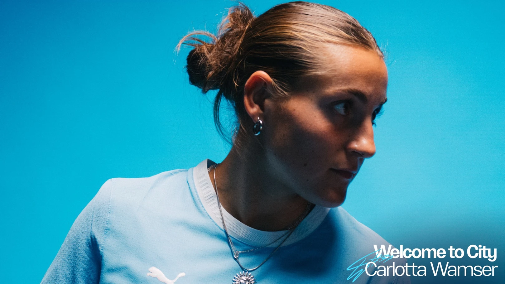 A jogadora alemã Carlotta Wamser posa em estúdio vestindo o uniforme do Manchester City após o anúncio oficial de sua transferência para a equipe feminina do clube inglês.