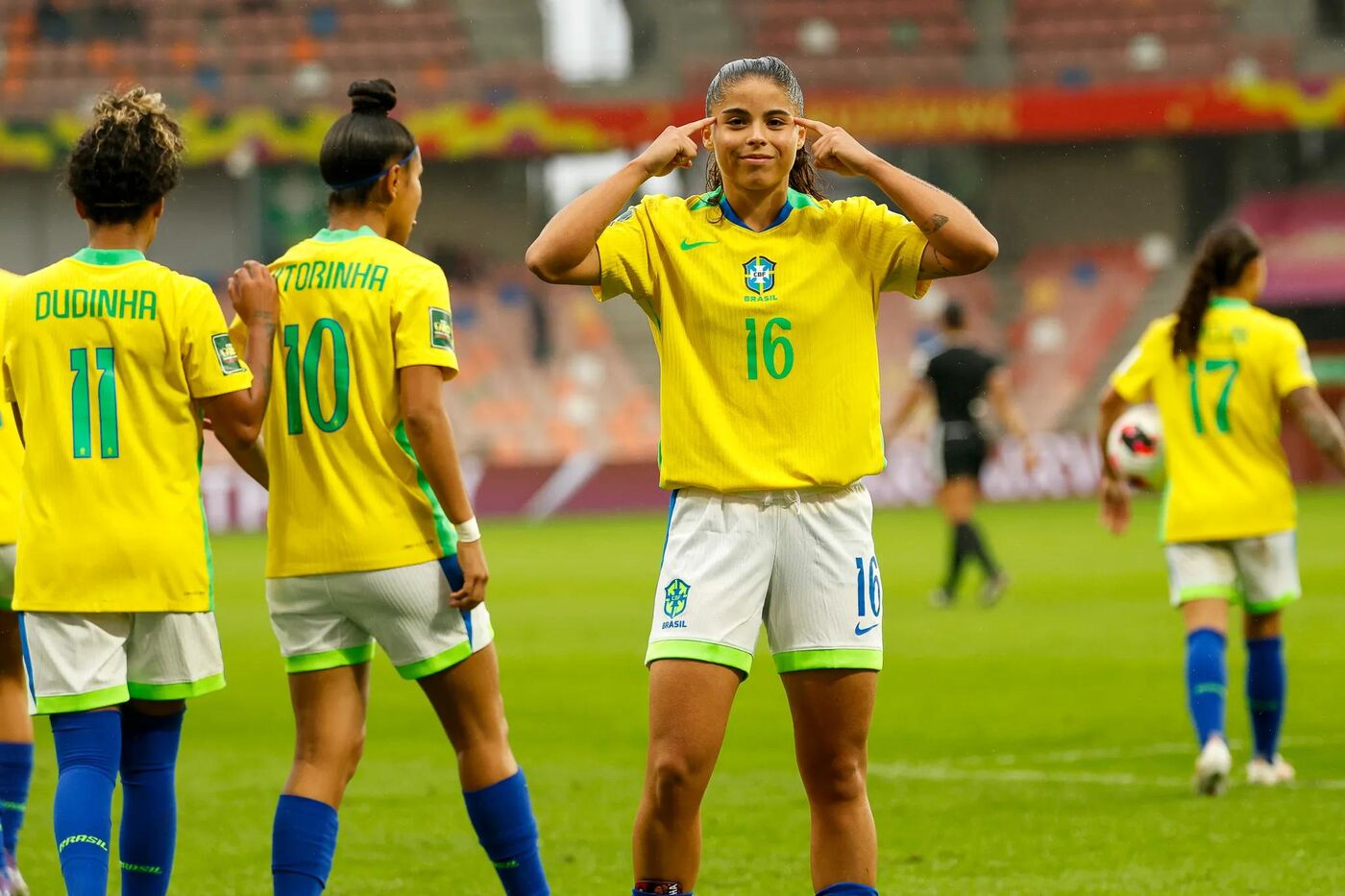 Clarinha comemora, contra Inglaterra, em 2026.