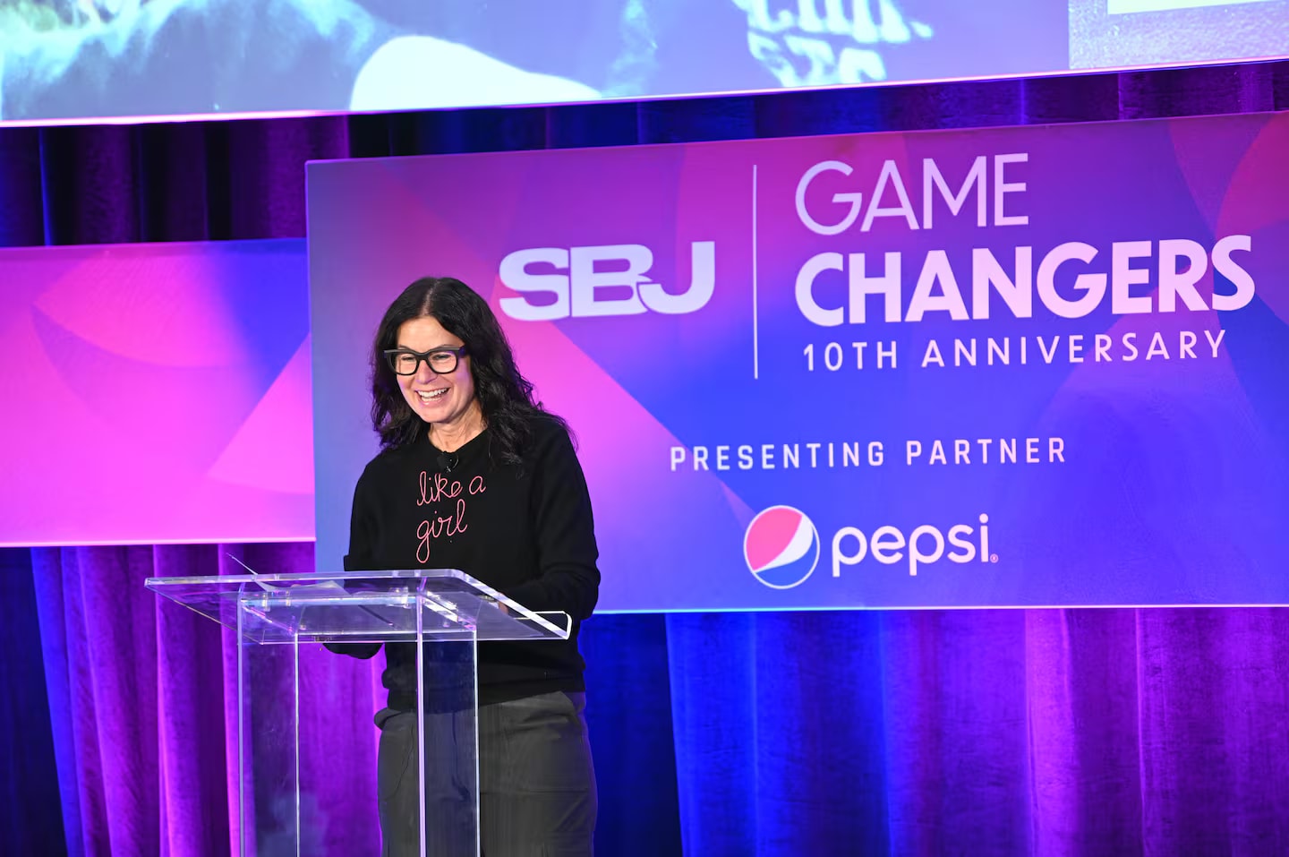 A CMO e Diretora de Relações Públicas da Ally Financial, Andrea Brimmer, informou que a empresa cumpriu sua promessa de patrocínio de 50/50 para os esportes femininos antes do prazo estabelecido para 2027