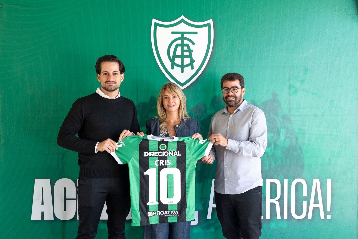 Cris Gambaré é recebida por Bernard Romanelli e Daniel de Paiva no América