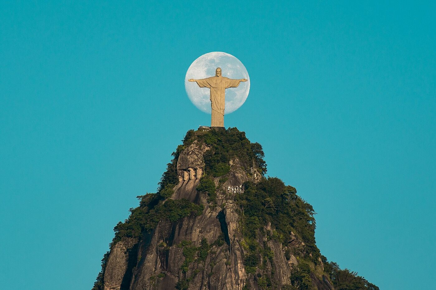 Foi assim que aprendemos: bola no pé, lua no céu, ninguém pra dizer que não pode. Em junho, o mundo desce a serra e entra no Maracanã. Guarda esse céu. Ele vai estar cheio.
