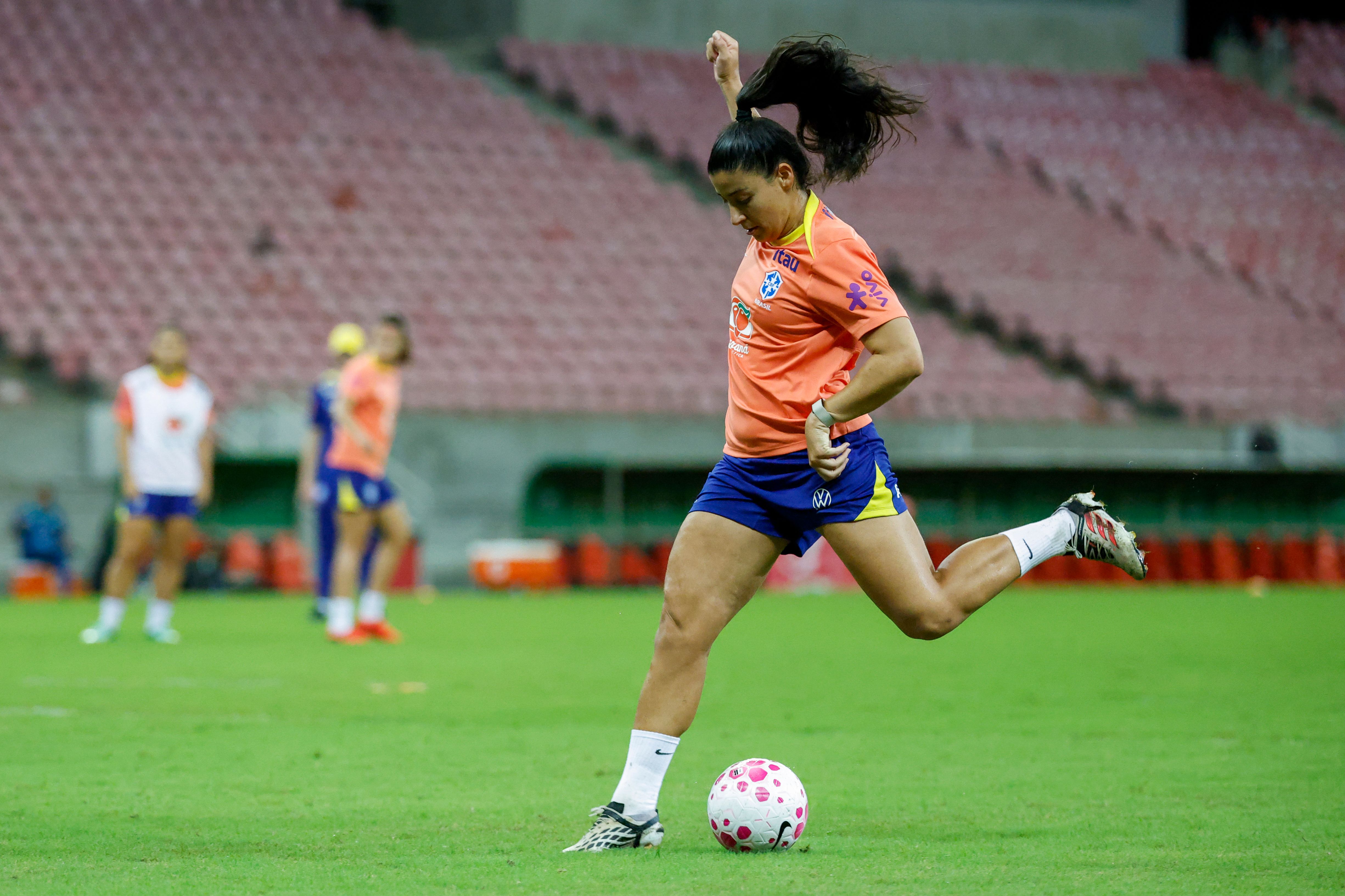 Duda Sampaio durante treino da Seleção Feminina na Arena de Pernambuco