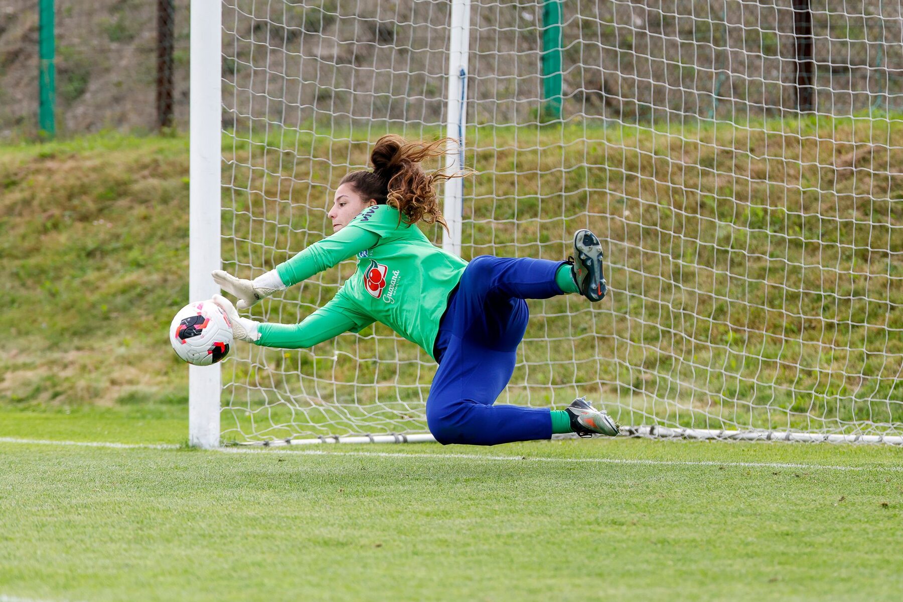 Elu durante treino da Seleção Feminina Sub-20 na Polônia