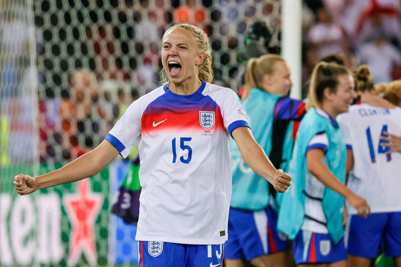 Esme Morgan, da Inglaterra, comemora ao final da partida entre Suécia e Inglaterra pelas quartas de final da Eurocopa Feminina de 2025, no Stadion Letzigrund, em Zurique, Suíça.