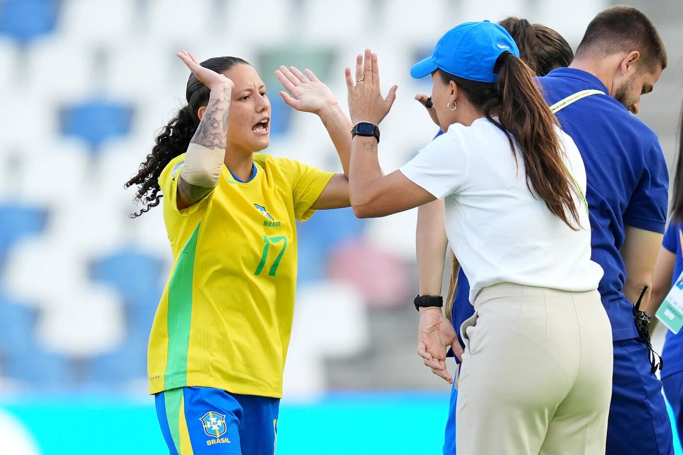 Evelin comemora com a técnica Camilla Orlando após marcar o gol do Brasil contra a Tanzânia na Copa do Mundo Feminina Sub-20 de 2026.
