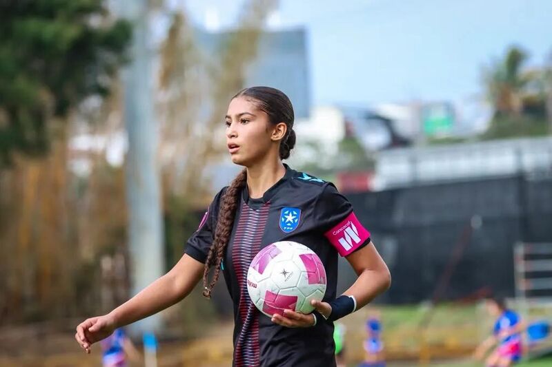 Camila Adame Lugo, de Porto Rico, avança com a bola pela seleção Sub-17.