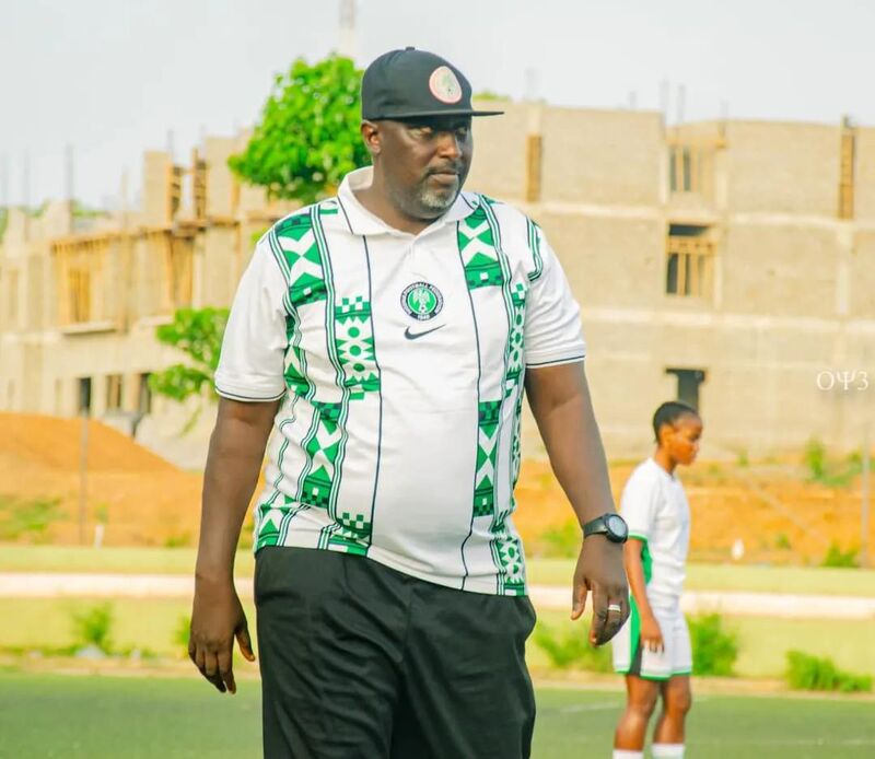 O técnico da Nigéria, Akeem Busari.