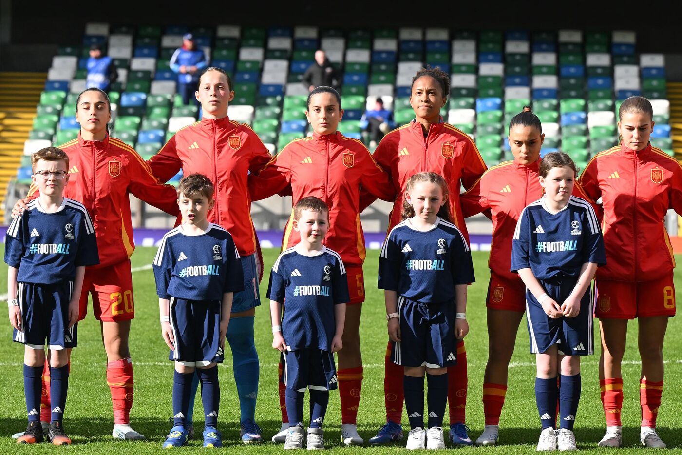 Jogadoras da Espanha perfiladas para os hinos antes da semifinal da Eurocopa Sub-17 Feminina de 2026 contra a Alemanha, em Windsor Park, em Belfast, na Irlanda do Norte.
