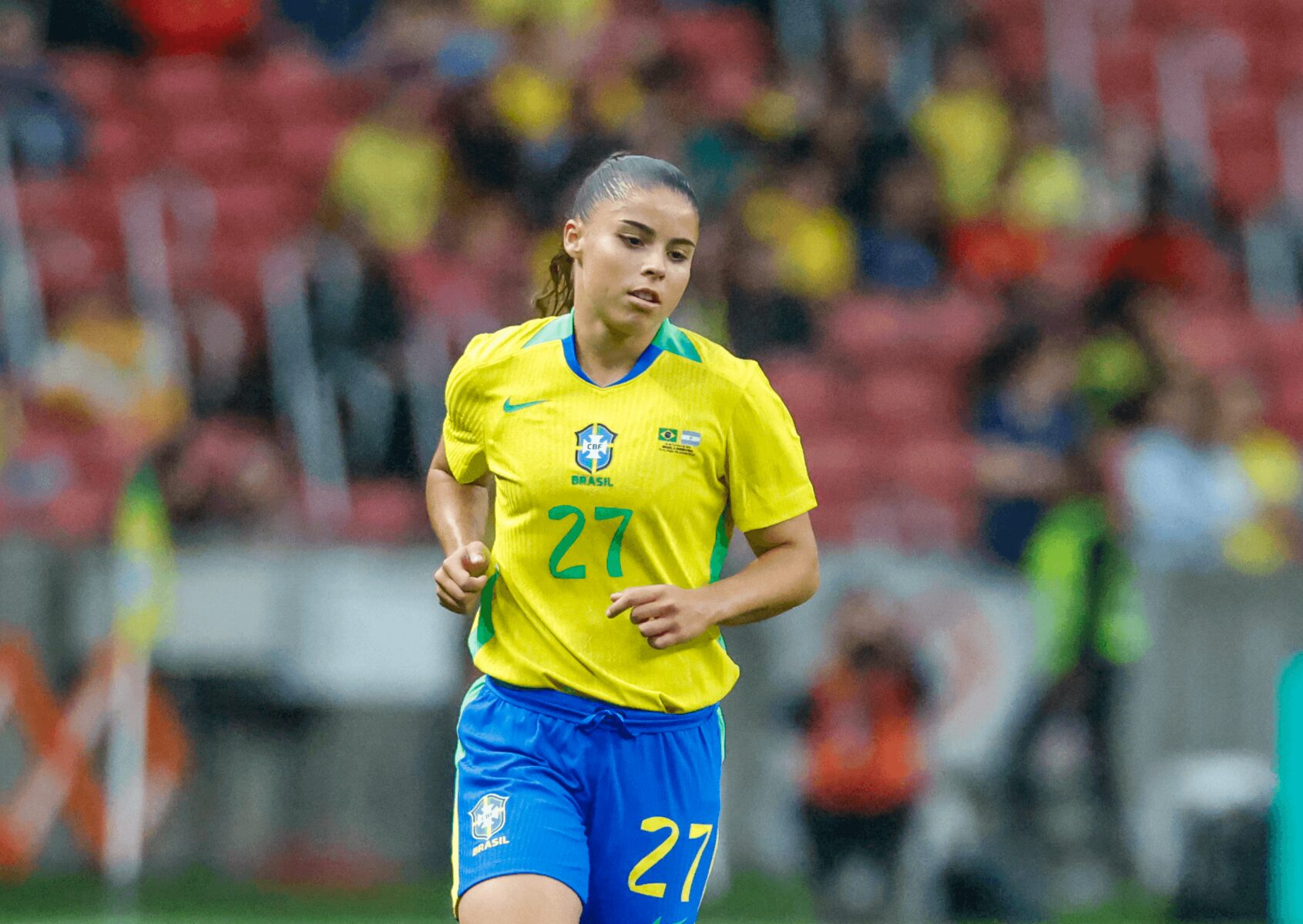 Clarinha realiza sonho e estreia pela Seleção Feminina Principal