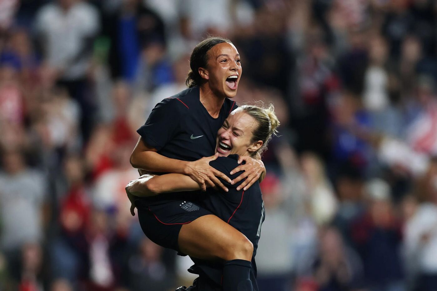 Jogadoras dos Estados Unidos comemoram gol marcado contra a Espanha em amistoso.