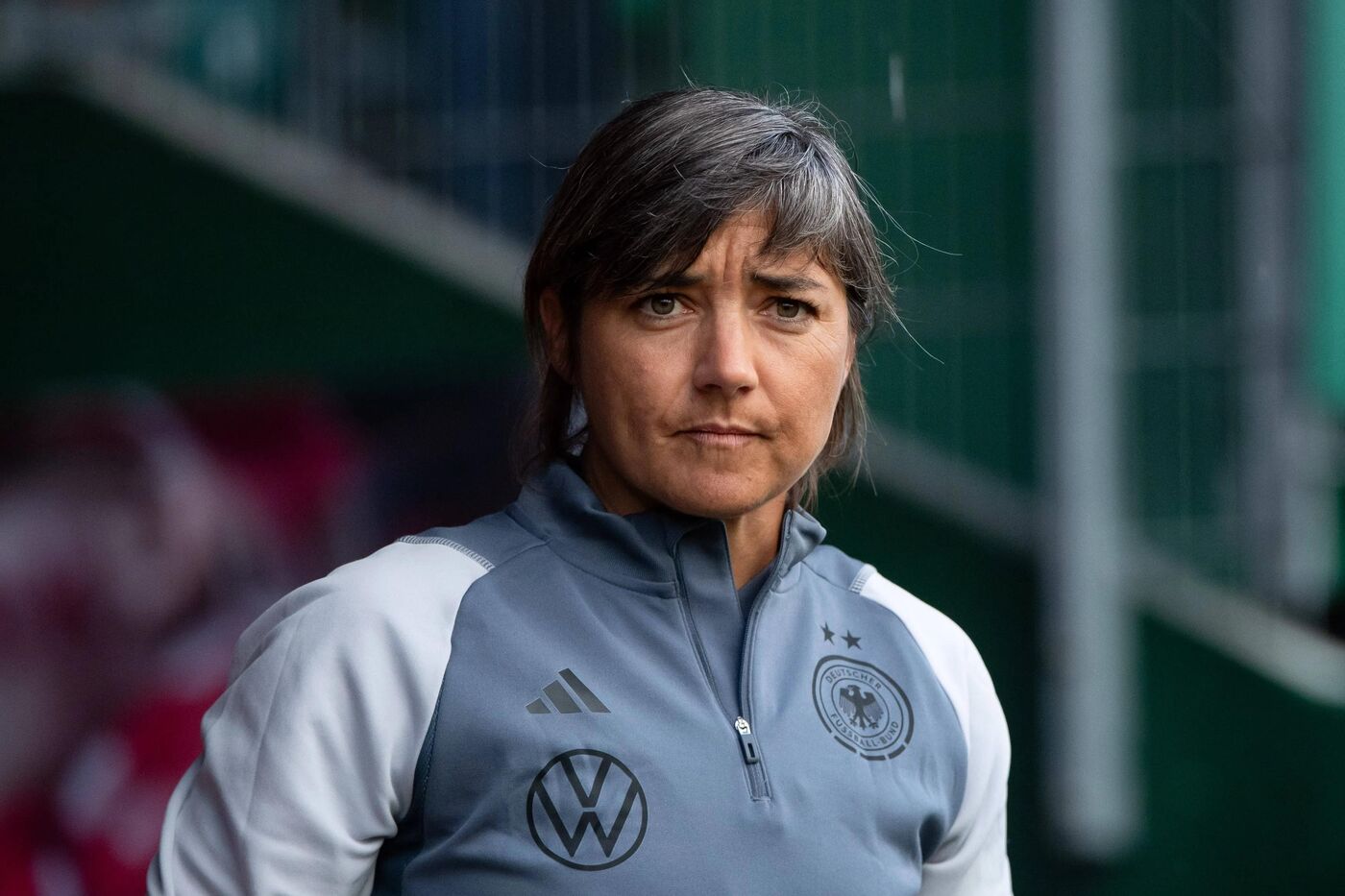 Sabine Loderer, auxiliar técnica da Alemanha, no jogo contra a Dinamarca pela Liga das Nações Feminina da UEFA, em Viborg, em 22 de setembro de 2023.
