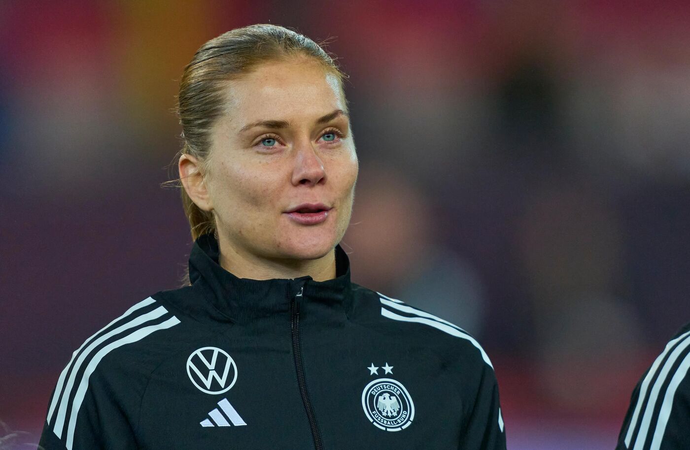 Sjoeke Nüsken, da Alemanha, canta o hino antes do jogo de ida da final da Liga das Nações Feminina da UEFA de 2025 entre Alemanha e Espanha, no Fritz-Walter-Stadion, em Kaiserslautern, em 28 de novembro de 2025.