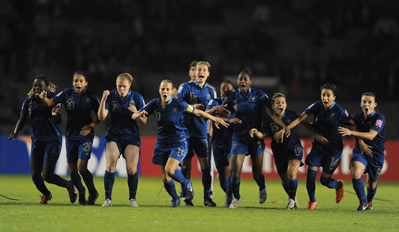 Jogadoras da França comemoram a vitória nos pênaltis na final da Copa do Mundo Feminina Sub-17 de 2012, contra a Coreia do Norte, no Estádio Tofig Bahramov, em Baku, no Azerbaijão.