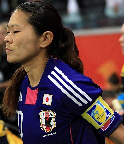 A meiopocampista e capitã da seleção japonesa Homare Sawa durante partida da Copa do Mundo de Futebol Feminino de 2011, na Alemanha. Naquela edição, Sawa liderou o Japão na conquista inédita do título mundial sobre os Estados Unidos, sendo eleita a melhor jogadora do torneio e terminando como artilh
