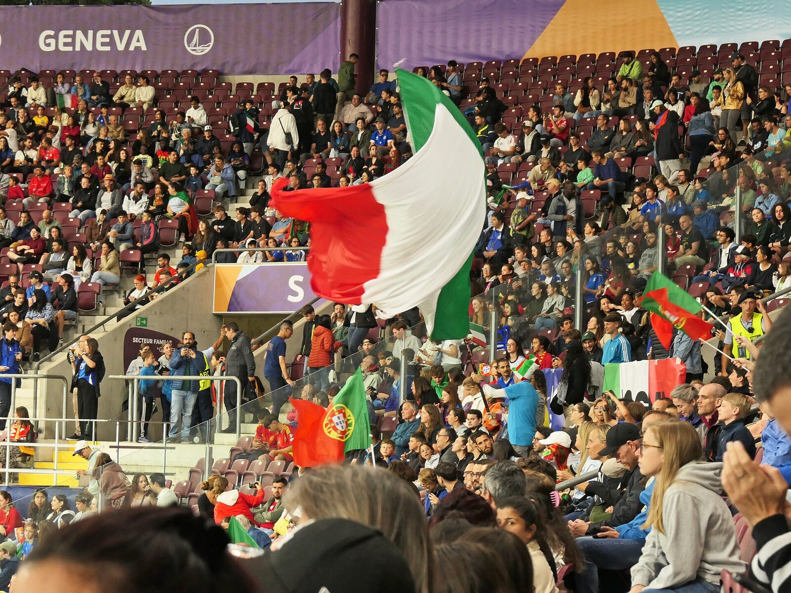 Itália x Portugal, pelo futebol feminino.