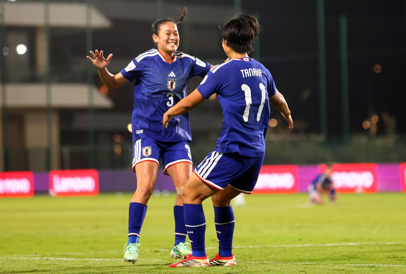 Jogadoras do Japão comemoram em campo na partida contra o Quênia pela Copa do Mundo Feminina Sub-17 de 2026.