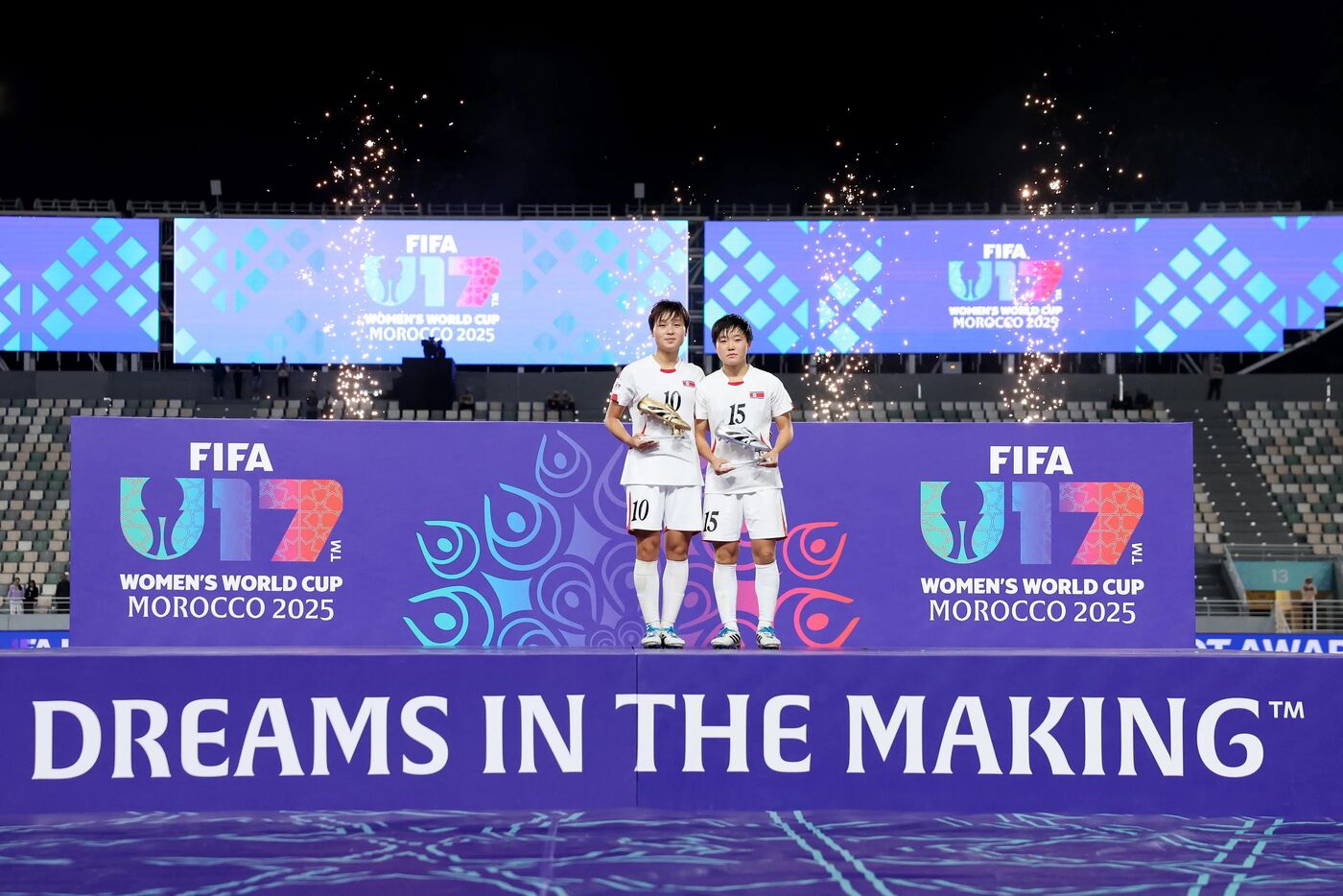 Jong Hyang Yu posa com o prêmio de chuteira de ouro ao lado de Won Sim Kim, ambas da seleção Sub-17 da Coreia do Norte.