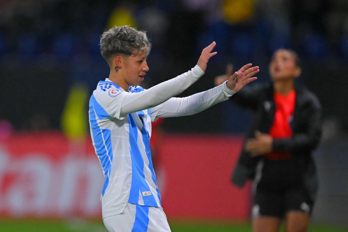 Kishi comemora um gol.
