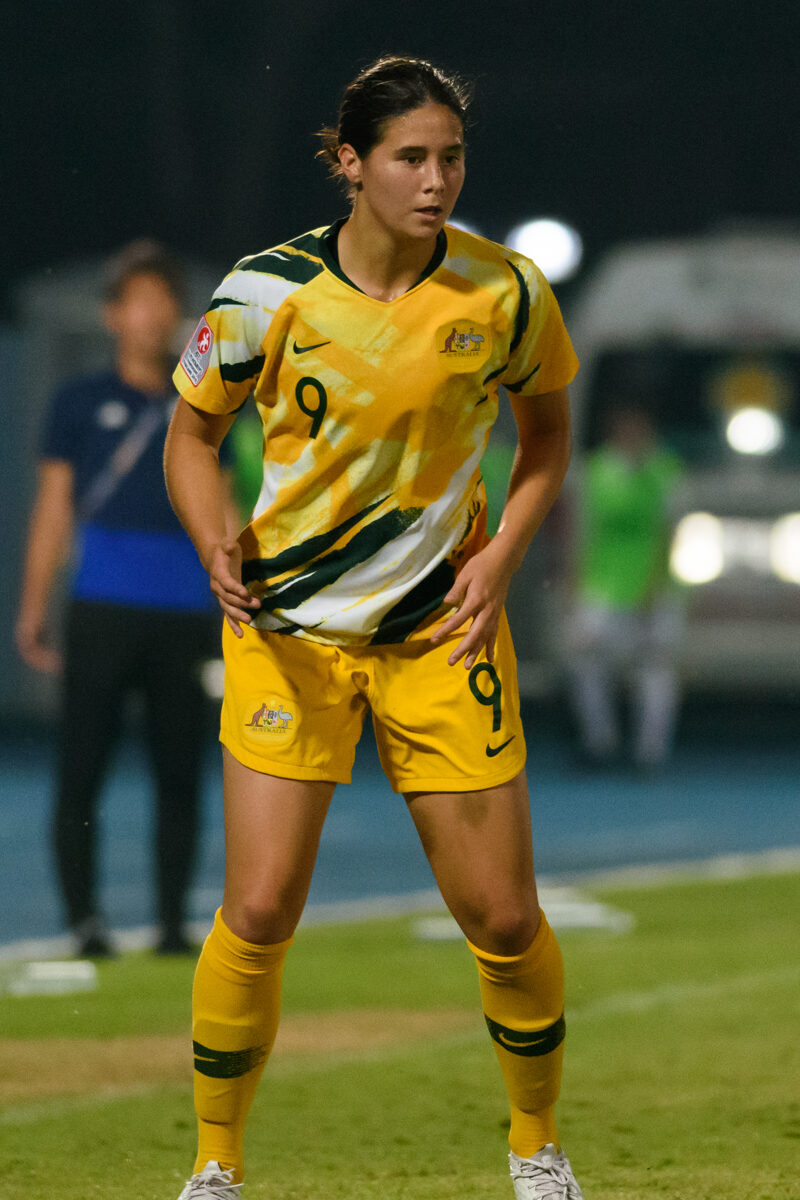A jogadora de futebol australiana Kyra Cooney-Cross em ação durante uma partida da Seleção Australiana Feminina Sub-20 (Young Matildas) em novembro de 2019.