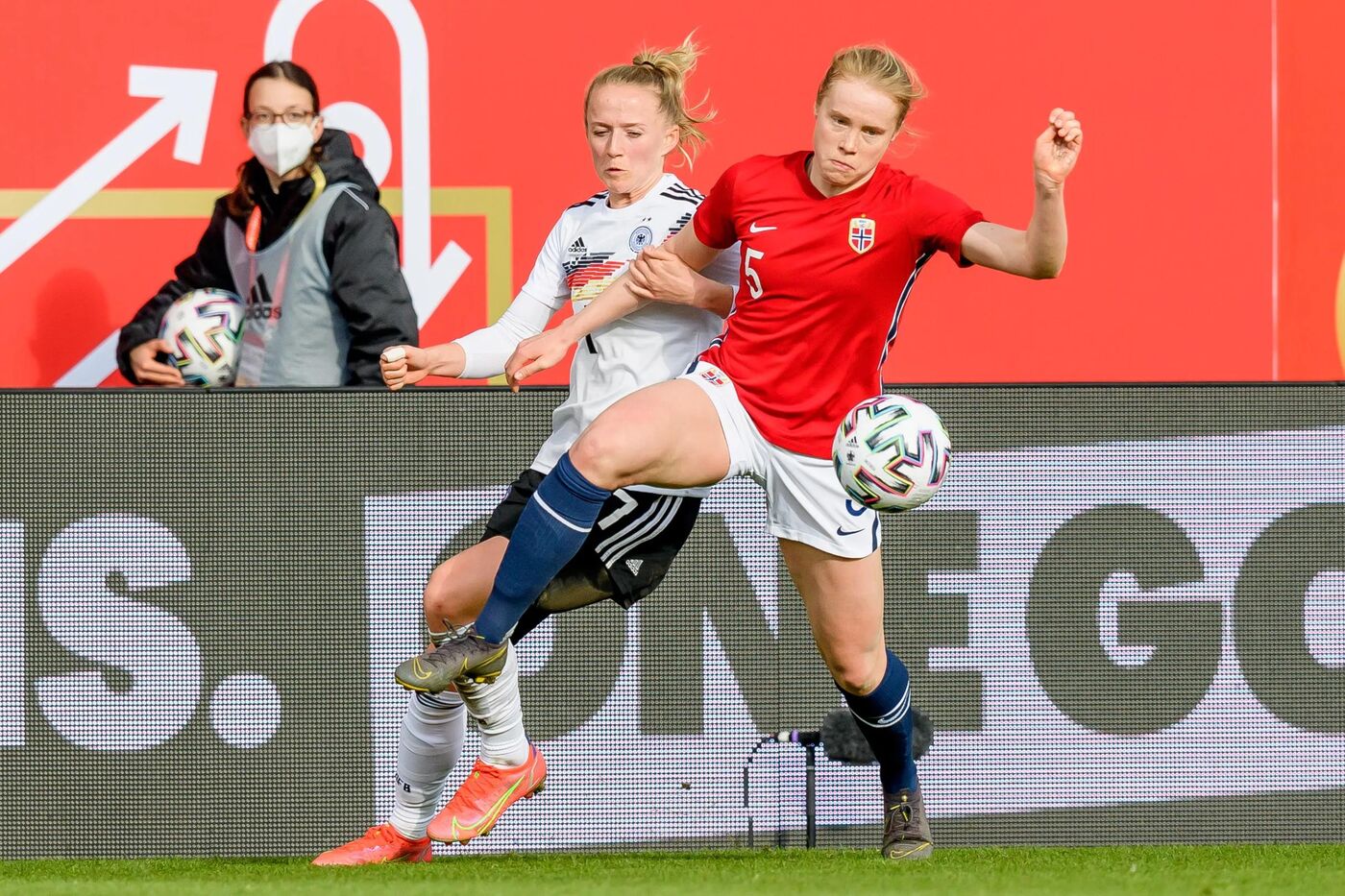 Lea Schüller e Julie Blakstad.