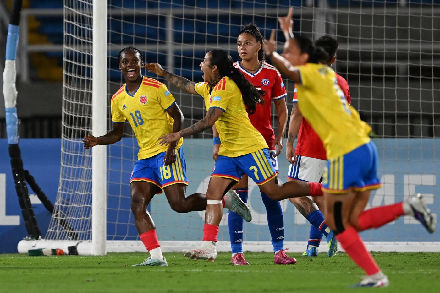 A atacante colombiana Linda Caicedo comemora ao lado de suas companheiras de equipe após marcar para a Seleção da Colômbia em partida válida pelo Grupo H da Copa do Mundo Feminina da FIFA Austrália e Nova Zelândia 2023. O duelo foi realizado no dia 25 de julho de 2023, no Sydney Football Stadium, em