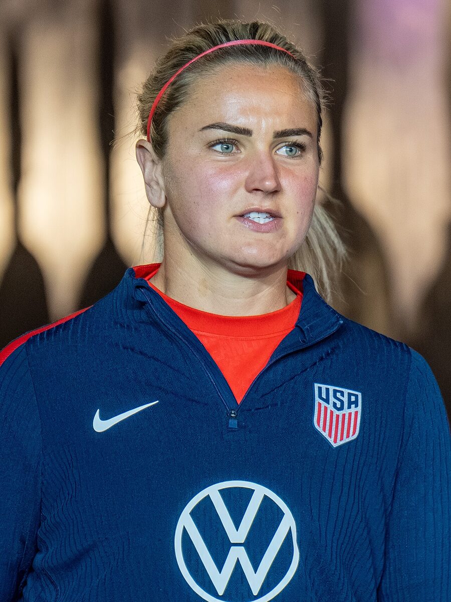 A jogadora profissional de futebol norte-americana Lindsey Horan (anteriormente conhecida como Lindsey Heaps após o casamento) com o agasalho da Seleção Feminina de Futebol dos Estados Unidos (USWNT).