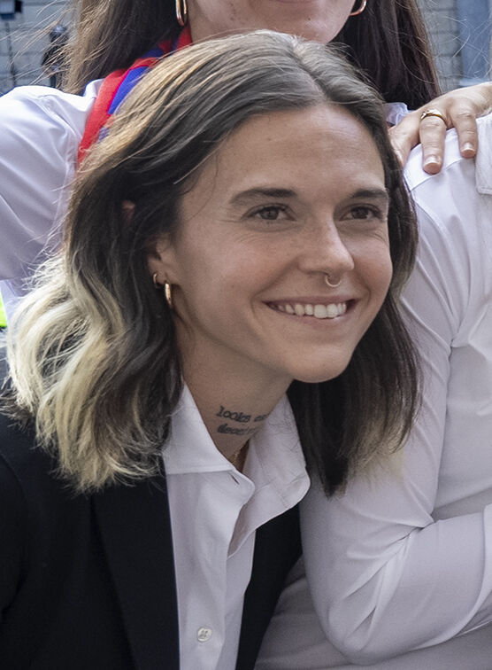 Mapi León sorri ao lado das companheiras de equipe durante a recepção oficial na Plaça Sant Jaume, em Barcelona, comemorando a conquista da Liga dos Campeões Feminina da UEFA em 2024.