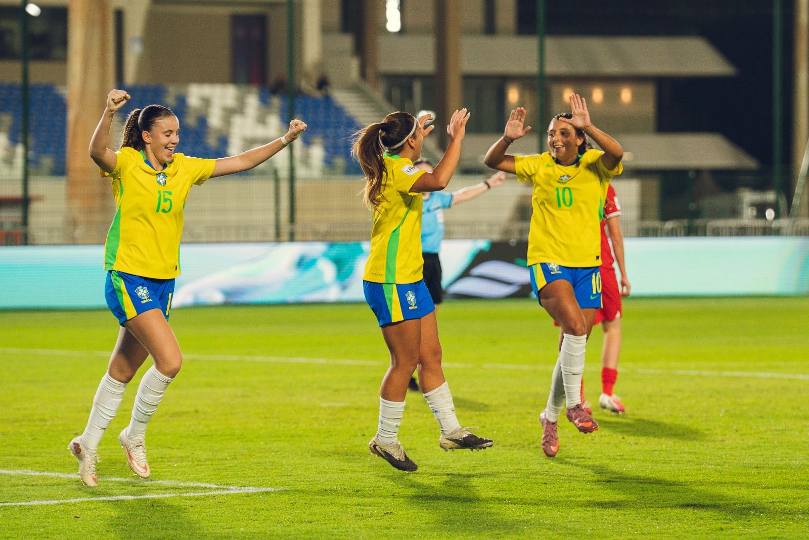 Marcela Bontorim (à esq.), Greise e Pepê fizeram os três gols do tempo normal nas oitavas de final com a Polônia no mundial Sub-17