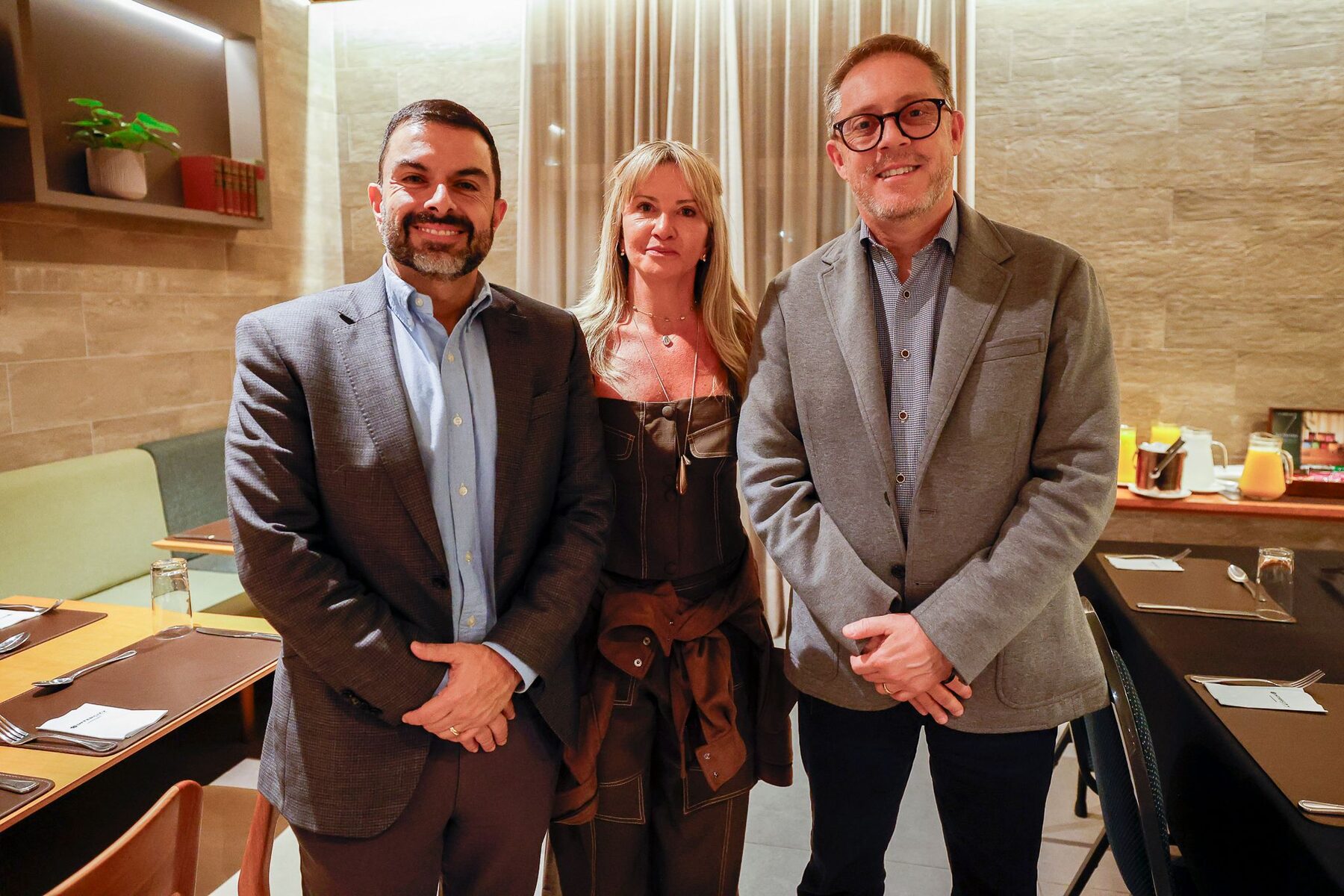 Marcelo Ducati e Luciano Hocsman com a coordenadora de seleções femininas da CBF, Cris Gambaré