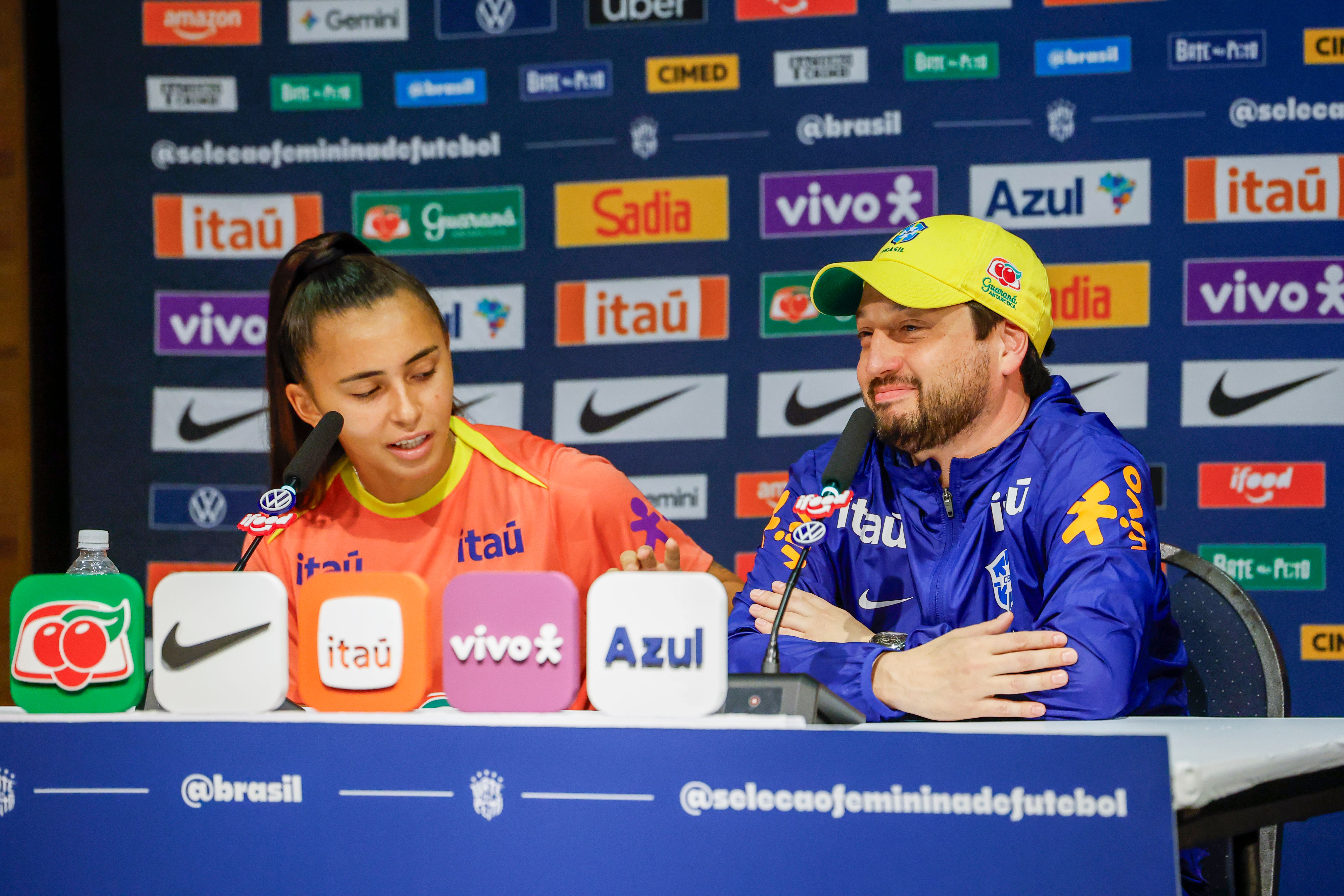 Mariza e Arthur Elias concederam entrevista coletiva