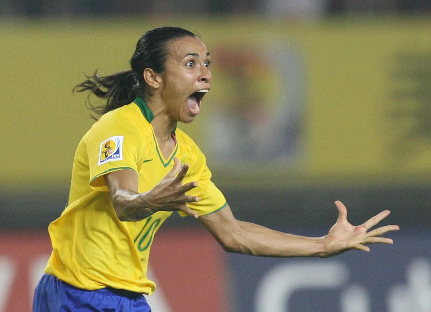 Marta, atacante da Seleção Brasileira Feminina, comemora gol contra os Estados Unidos na semifinal da Copa do Mundo de 2007.