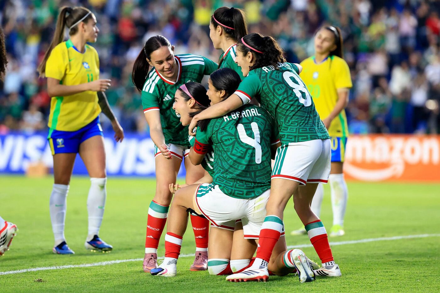 México comemora o gol, contra Brasil.