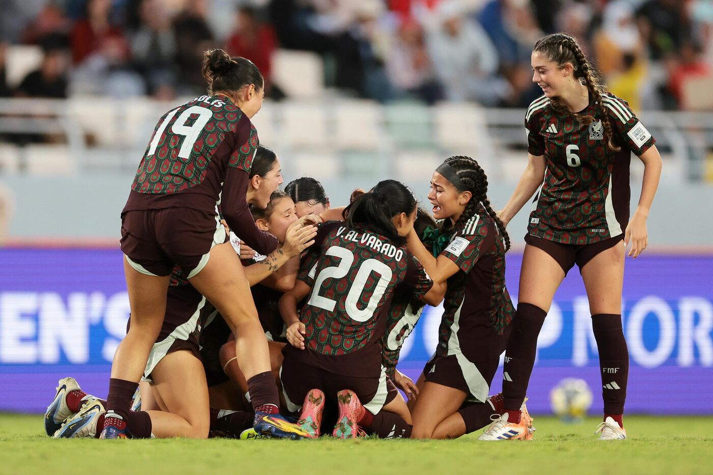 Jogadoras do México comemoram durante jogo da seleção Sub-17.