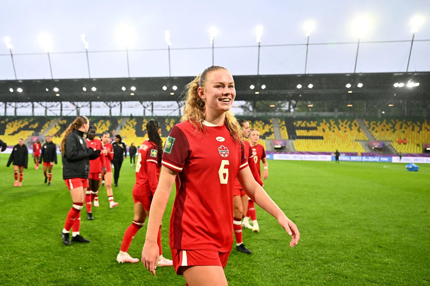 Olivia Chisholm, destaque da seleção Sub-20 do Canadá, comemora vitória sobre a Tanzânia.