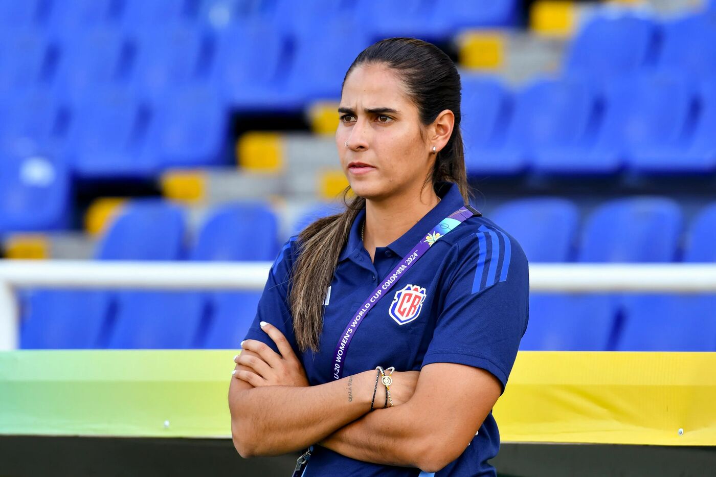 Patricia Aguilar, técnica da Costa Rica, observa a partida contra a Coreia do Norte.