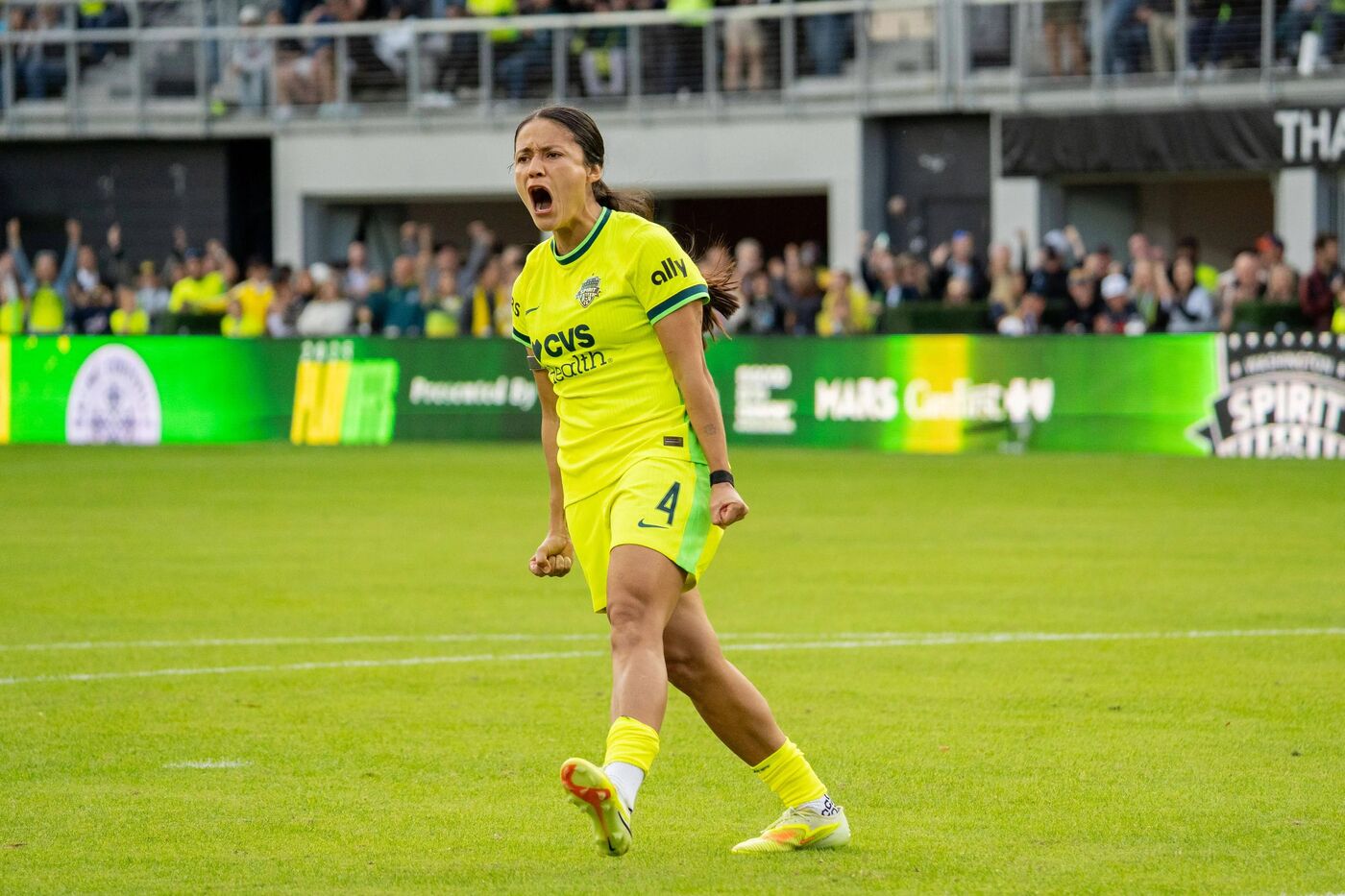 Rebeca Bernal, do Washington Spirit, comemora após converter uma cobrança de pênalti.