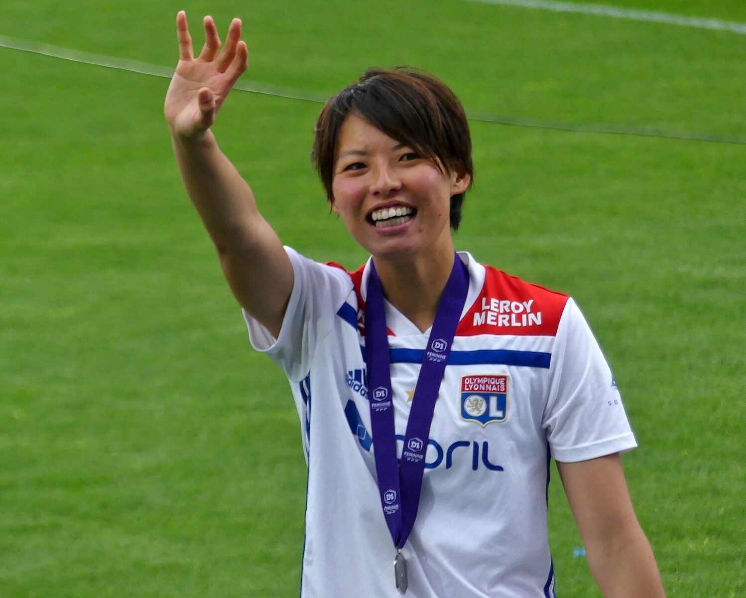Saki Kumagai, do Lyon, com a medalha do Campeonato Francês, em 2019.