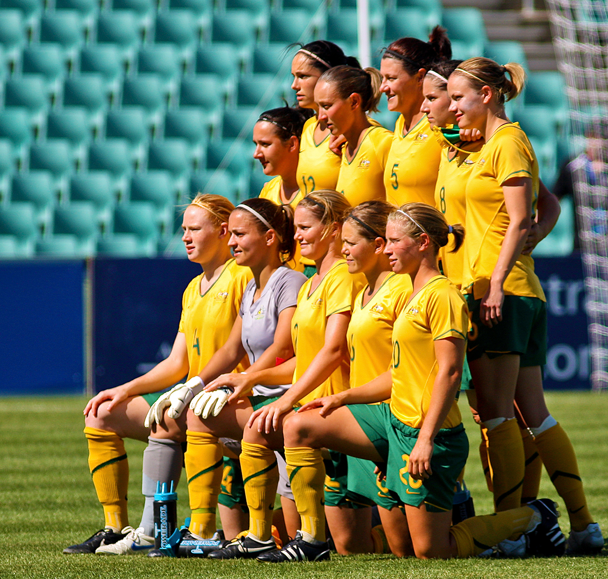 Jogadoras da Seleção Feminina da Austrália, conhecidas como "Matildas", saúdam os torcedores presentes no estádio após o apito final de partida oficial. O momento ocorreu no dia 12 de novembro de 2023, no Perth Rectangular Stadium, em Perth, Austrália.
